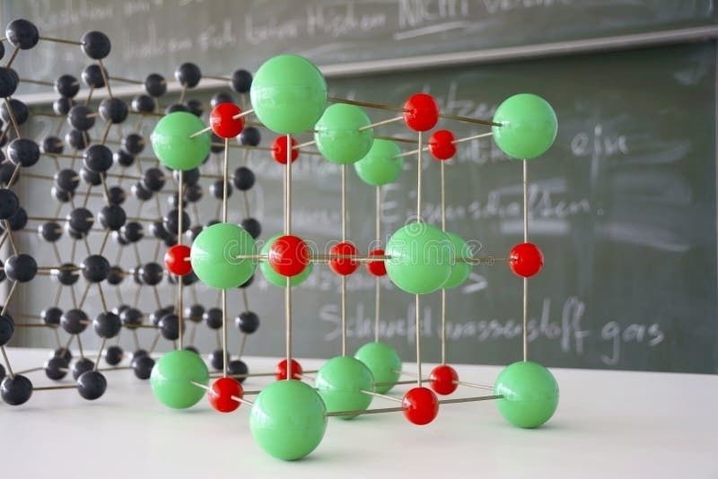 Modell eines Molekülgitters vor einer Tafel im Klassenzimmer
